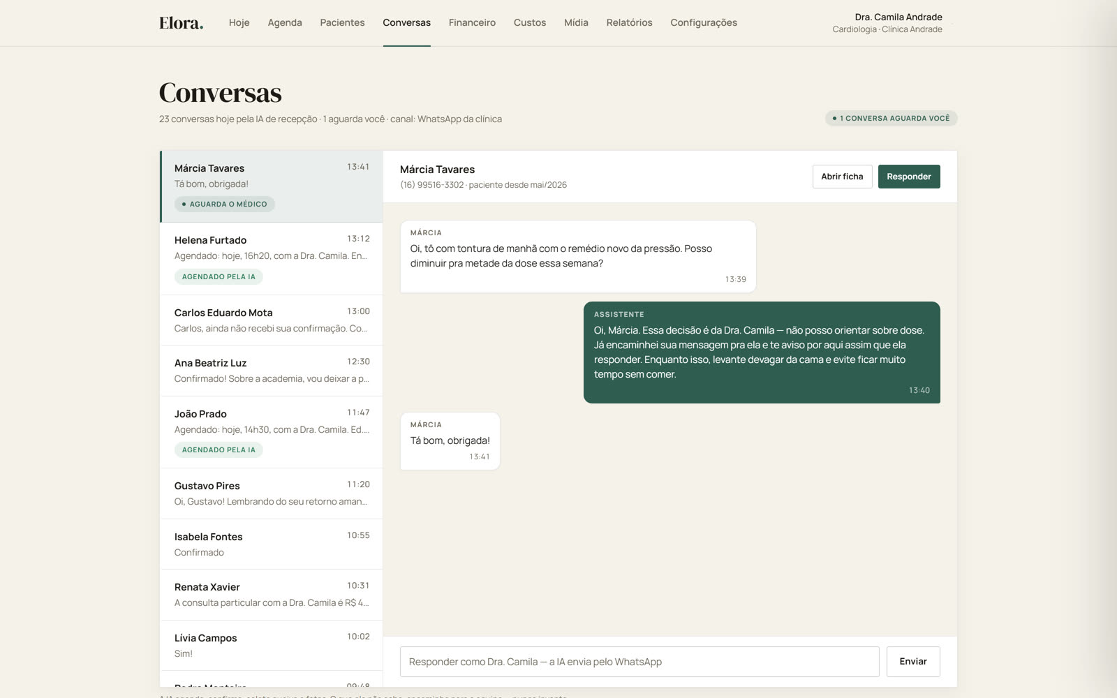 Tela de conversas da Elora: a IA respondendo uma paciente no WhatsApp e encaminhando a dúvida médica